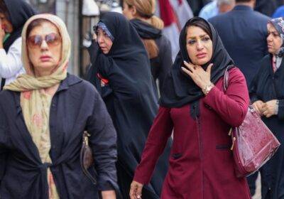 الرئيس الإيراني ينتقد قانونا حول إلزامية الحجاب