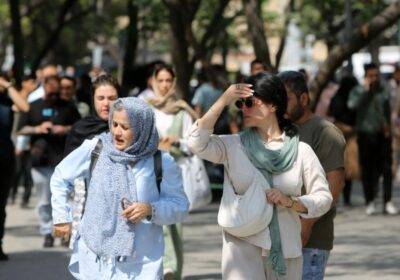 قبل أيام من موعد توقيعه.. رئيس إيران يتحفظ حيال قانون يتعلق بالحجاب