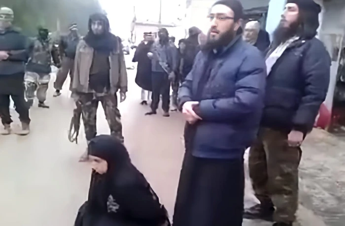“مرحلة تجاوزناها”.. مسؤول في الإدارة السورية الجديدة يعلق على فيديو قديم لوزير العدل “شادي الويسي” يقدم على إعدام امرأة