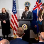 مدير FBI منح مسؤولين في نيوزيلندا أسلحة "غير قانونية"