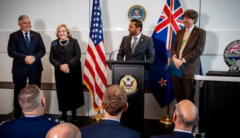 مدير FBI منح مسؤولين في نيوزيلندا أسلحة "غير قانونية"
